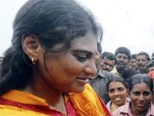 అనుభవిస్తారు: షర్మిల శాపనార్థాలు, ఇద్దరడ్డుకున్నారు
