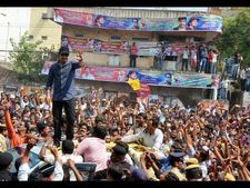 ఫ్లెక్సీల దుమారం: జగన్ పార్టీ నేతలతో జూ. ఎన్టీఆర్