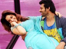 రెబల్ సినిమా ఎఫెక్ట్: డ్రైవర్ గొంతు కోసిన బాలుడు