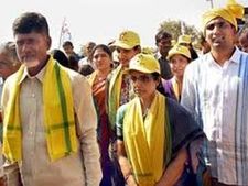 ఆత్మీయ సమావేశం: భువనేశ్వరి, బాబు వడ్డించారు 