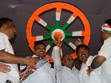 జైలుకెళ్లి పార్టీ మారుతున్నారు: జగన్‌పై బొత్స ఫైర్
