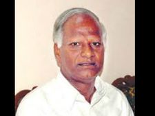 బాబుకు ఝలక్: కడియం రాజీనామా, కారుపై స్వారీ