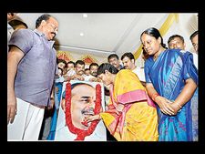 జగన్ భయంతోనే పంచాయతీ ఎన్నికలు: విజయమ్మ