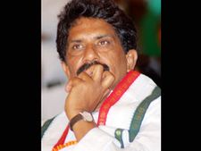 ఎంపి సబ్బం హరి రాజీనామా: చిరంజీవిపై ఫైర్