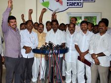 మంత్రులతో పోరాటం: ఎపిఎన్జీవో, అరగుండుతో ఎమ్మెల్యే