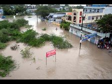 చిత్రాలు: భారీ వర్షాలు, ముంచెత్తిన వరదలు