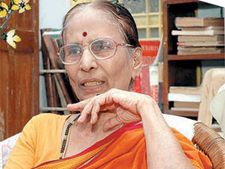 రామోజీ ఈనాడుపై రచయిత్రి మాలతీ చందూర్ ఫైర్