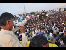సోనియా కాళ్లు పట్టుకునే స్థితి: జగన్‌పై చంద్రబాబు