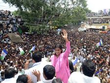 చంద్రబాబు పుట్టుక అంటూ షర్మిల కామెంట్: రోజా ఫైర్