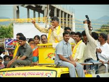 బాబు సభలో జగన్ పార్టీ సమైక్యాంధ్ర స్లోగన్స్