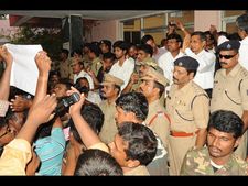ఫ్లెక్సీ చించివేత, గో బ్యాక్: జెపికి అడ్డంకి, టూర్ వాయిదా