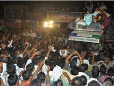 చిరంజీవి లాగే చంద్రబాబు పదవి కోసం: షర్మిల ఫైర్