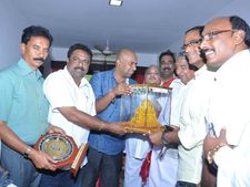 కేరళ సిఎం ఊమేన్ చాందీకి తెలుగువాళ్ల సత్కారం