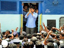  హైదరాబాద్‌కు జగన్: కడప విశ్రాంతి భవన్‌లో బిజీబిజీ
