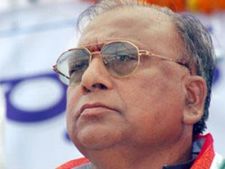 సొంత జిల్లాలోనే..: కిరణ్‌పై విహెచ్, జగన్‌పై ఫైర్