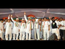సోనియాకి థ్యాంక్స్: జగన్, కెసిఆర్‌కు కౌంటర్ (పిక్చర్స్)