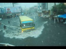 వరదలో మునిగిన బస్సు: హైద్రాబాద్‌లో ముగ్గురు మృతి