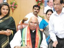 తెలంగాణపై మాట మార్చినందుకే: విజయమ్మపై ఉత్తమ్