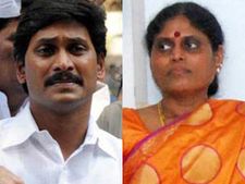 విజయమ్మపై గుడ్లు, బుల్లెట్ ప్రూఫ్ కారు: జగన్‌కూ సెగ