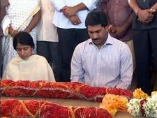 భారతితో కలిసి జగన్ ప్రార్థనలు: జగనేనని నేతలు