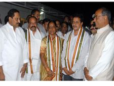 డిగ్గీ సమక్షంలో సభ: కొండాసురేఖ రాకపోవడం వెనుక..!