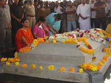  ఒంటరిగా: కడప నుండి జగన్ వెళ్లారు.. షర్మిల వచ్చారు!