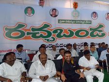 రచ్చ: కొట్టుకున్న కాంగ్, లెఫ్ట్, డికె అరుణకు తెరాస షాక్