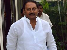 లేని సోనియా, పిఎం ఫొటోలు: విభజనపై కిరణ్ ధిక్కారం