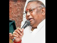 విభజనపై కలత: కాంగ్రెసుకు రాయపాటి సలాం?