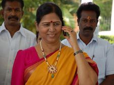 కలకలం: టిడిపి పోస్టర్‌లో మంత్రి గల్లా అరుణకుమారి