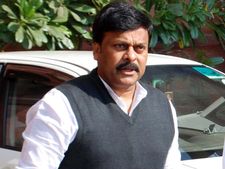 జగన్ వైపు ధర్మాన: చిరంజీవి వర్గం హవా, కిల్లి అండ