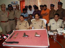 హైవే కిల్లర్ మున్నా ముఠా సభ్యుల అరెస్ట్ (ఫొటోలు)
