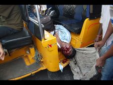 ప్రజలపైకి దూసుకెళ్లిన క్రేన్, ఒకరి మృతి (పిక్చర్స్)