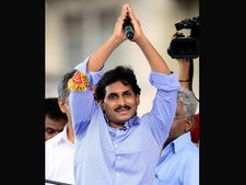 వైయస్ జగన్ పార్టీలోకి 'ఎమ్మార్' కోనేరు ప్రసాద్?