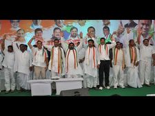 కాంగ్రెసు ఎంపీలు స్టెప్పులేశారు, చిందేశారు (పిక్చర్స్)