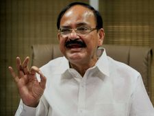 చిరు మూడో కన్ను, పురంధేశ్వరి ఇంటికి: వెంకయ్య