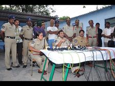 ప్రేమ పూజారి: ప్రేయసి భర్త హత్యకు కుట్ర (పిక్చర్స్) 