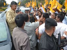 జగన్ దత్తపుత్రుడు, కెసిఆర్ అద్దె పుత్రుడు: బాబు