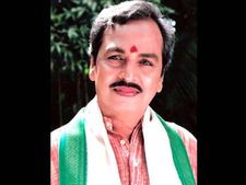 షర్మిలను పక్కన పెట్టాడు: జగన్‌పై నర్సింగరాజు సెటైర్