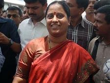 పొన్నాల ఎఫెక్ట్: టిడిపివైపు కొండా సురేఖ, కాదని క్లారిఫై