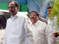  కెసిఆర్ షరతు: సిఎం పోస్టు, 4గురు ఎంపీలకు ఎసరు?