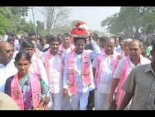 మోతే!: కెసిఆర్ ముడుపు విప్పారు (పిక్చర్స్)