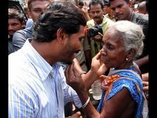   మహిళకు జగన్ ఓదార్పు: 2నెలలు ఆగండని..(పిక్చర్స్)
