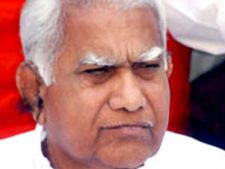 పొత్తుల గోల: పాల్వాయి ఇంటి ముందు ధర్నా