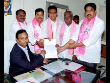 కెసిఆర్ కుటుంబ సభ్యుల నామినేషన్స్ ఇలా (పిక్చర్స్)