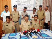  పిక్చర్స్: మహిళపై గ్యాంగ్ రేప్ కేసులో అరెస్టులు