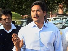 మూడు ముక్కలాట: విశాఖలో విజయమ్మ