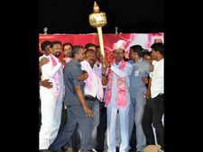 గద చేతపట్టిన కెసిఆర్: తమకే పట్టంకట్టాలని..(పిక్చర్స్)