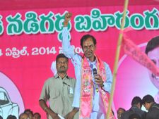 మెడలుపట్టి నెట్టినా పోనంటున్నారు: బాబుపై కెసిఆర్