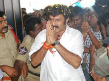 బాలయ్య నామినేషన్, జనసంద్రం: రాయపాటికి ఝలక్